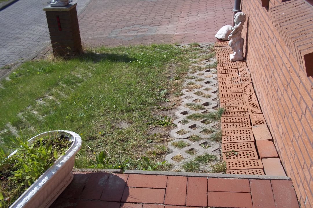 Weg zum Behindertenzimmer von Parkmöglichkeit Hotel Carolinensiel Doan