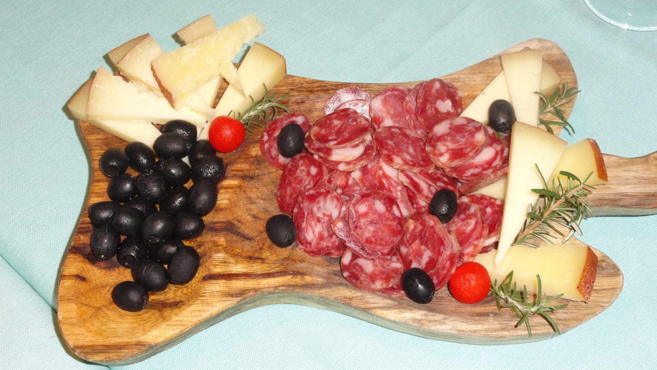Typisch sardisch! Pecorino, Bauernwurst, Oliven Tirreno Resort