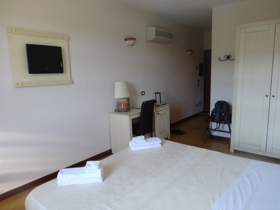 Kleiner TV Alghero Resort Country Hotel