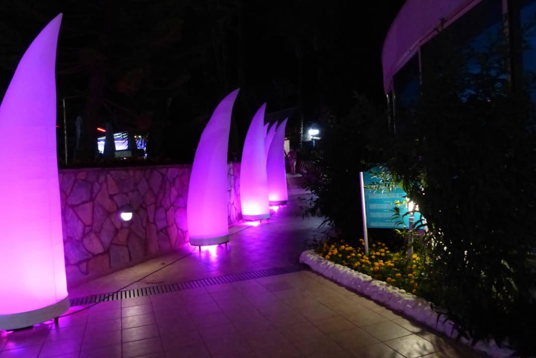 Вечером у бассейна Hotel Delphin Diva