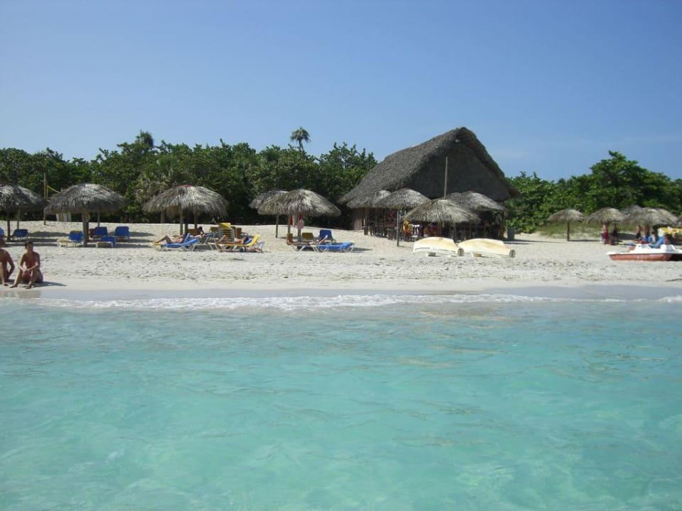 Der Strand mit Strandbar Iberostar Origin Taínos