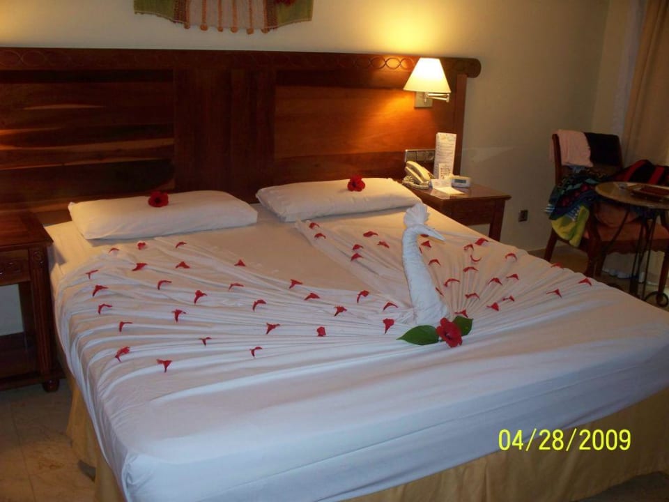 Super schön geschmücktes Bett Hotel Grand Palladium Palace Resort, Spa & Casino