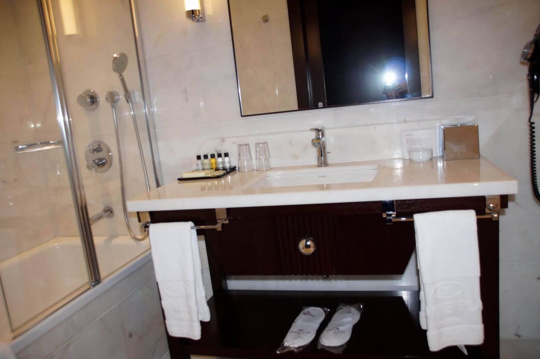 Zimmer und deren Ausstattung. Hotel Crowne Plaza Bursa Convention Center & Thermal Spa