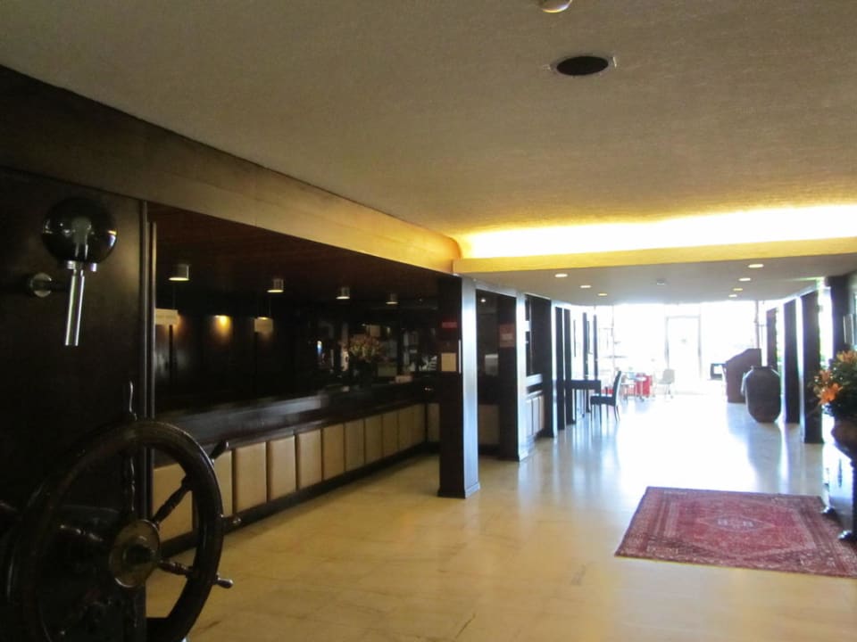 Links de receptie met gang naar de ballustrade Hotel Vasco da Gama