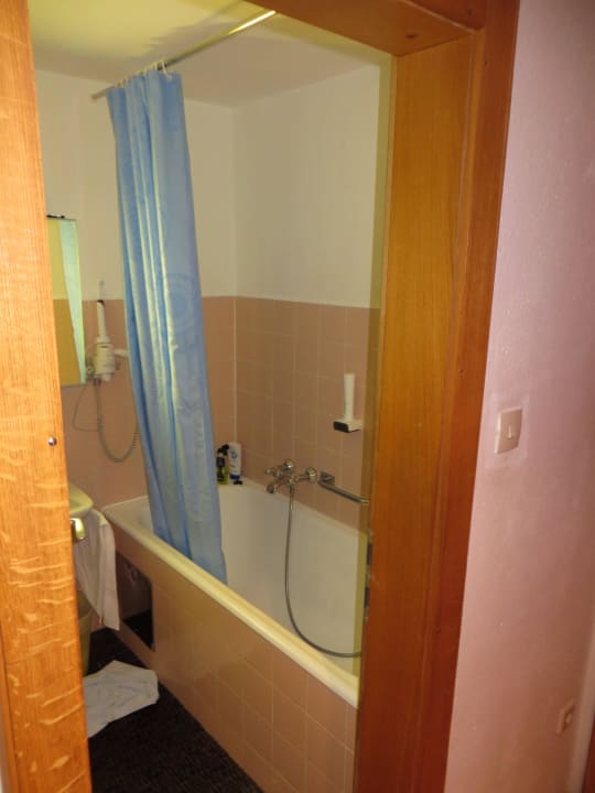 Badewanne mit Duschvorhang Hotel Alpenrose