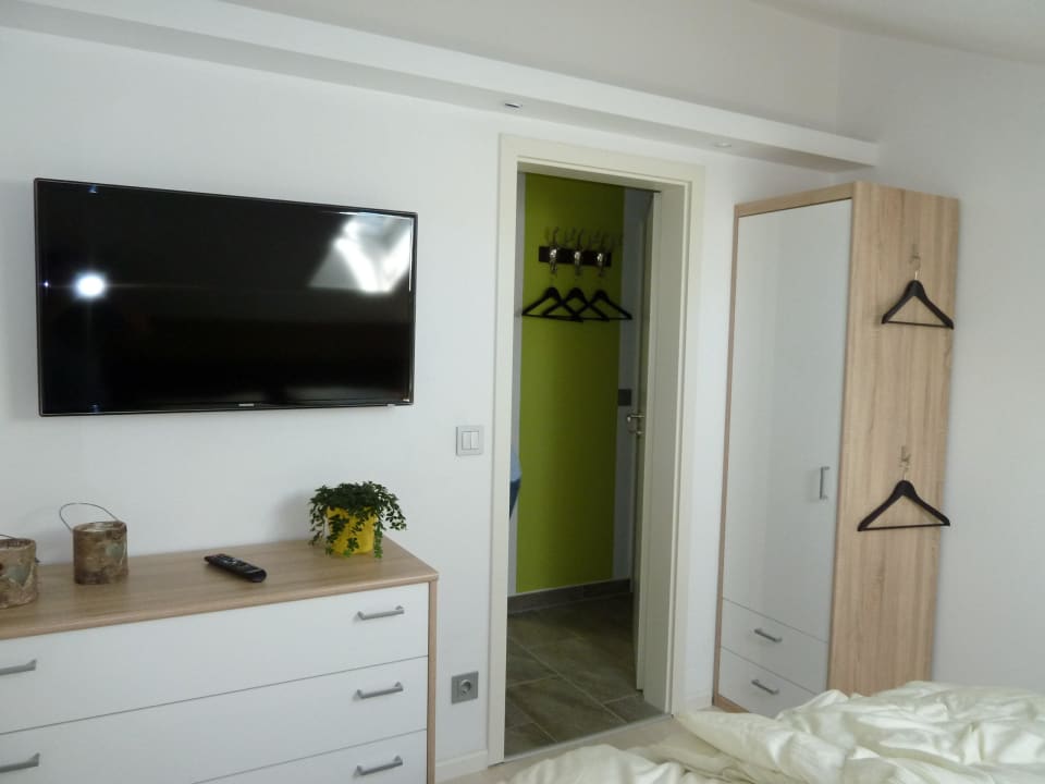 Schlafzimmer mit Fernseher Ferienwohnung Bergelemente