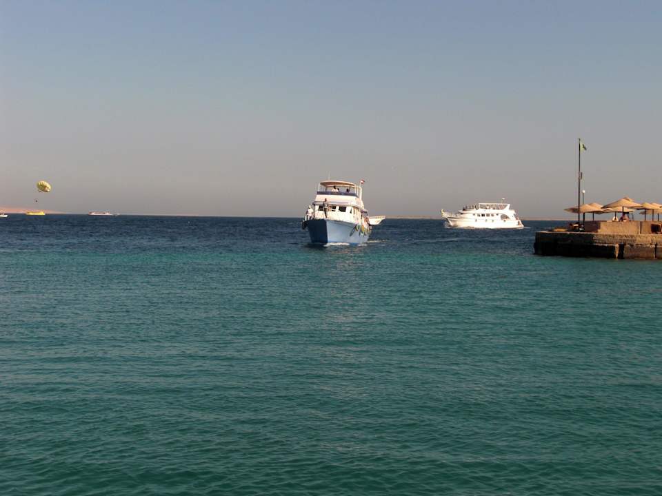 Blick aufs Meer - ankommende Ausflugschiffe Arabella Azur Resort
