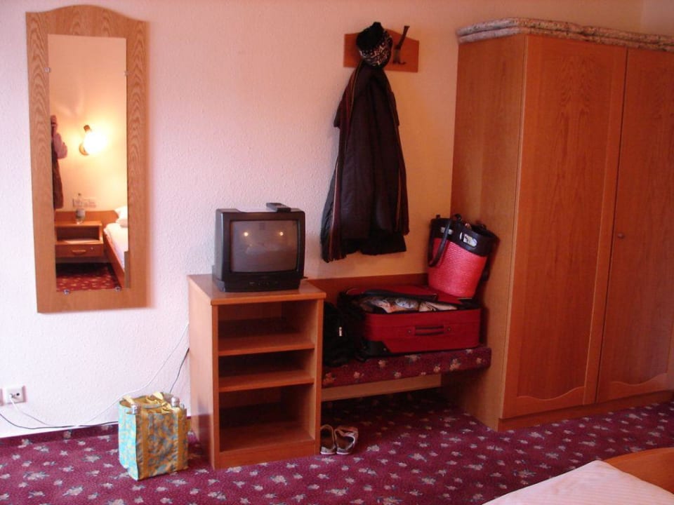 Fernseher und Kofferablage Hotel Kirnbacher Hof