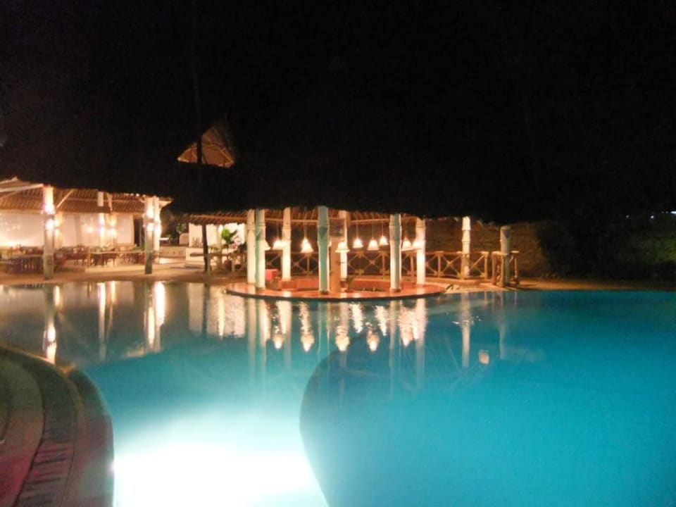 Poolbar am Abend Neptune Village Beach Resort & Spa