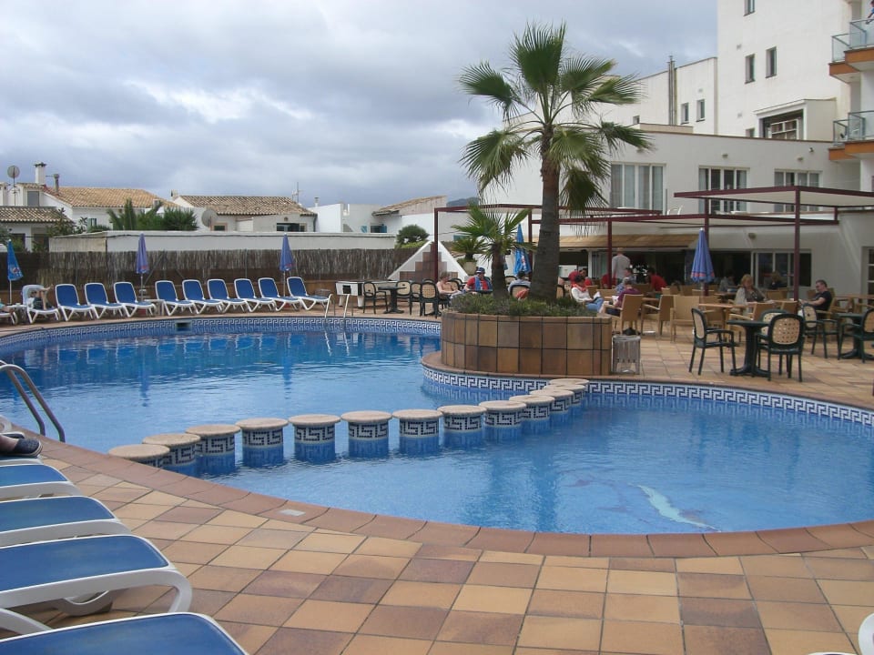 Pool mit Barbereich außen Hotel Clumba