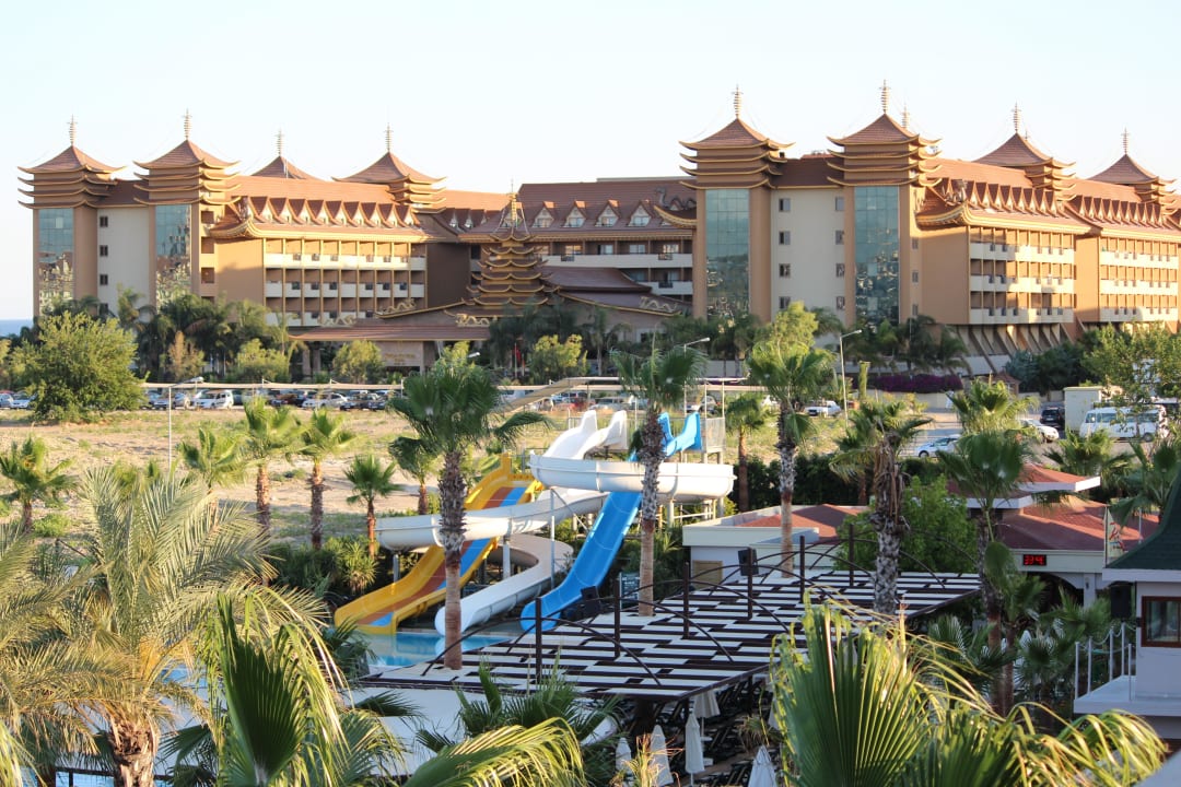 Zimmerausblick auf Rutschenanlage Hane Family Resort