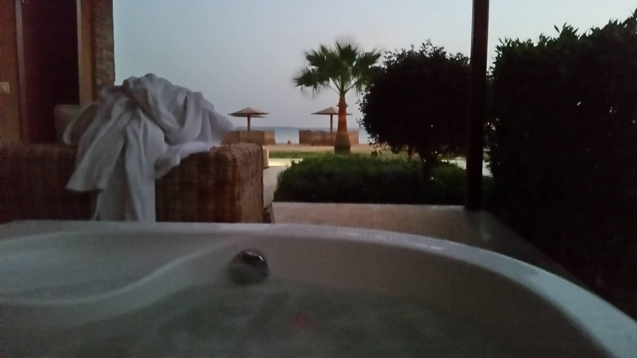 Vom Jacuzzi blickt man direkt zum Meer - ein Traum Shams Prestige Abu Soma-Adults Only