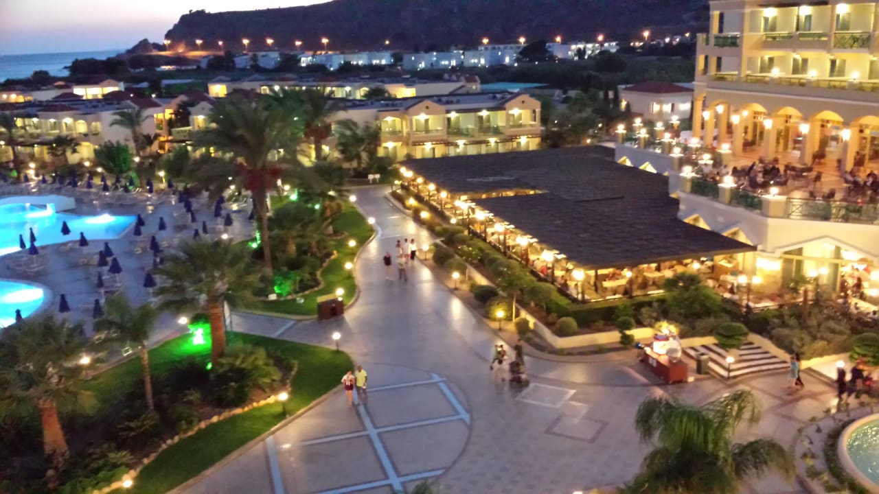 Beleuchtete Restaurantterrasse Lindos Princess Beach Resort & Spa