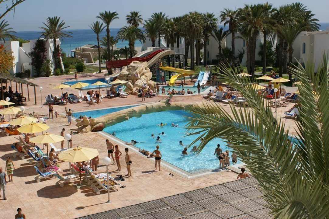 Widok z pokoju na ii piętrze Ruspina Beach Resort