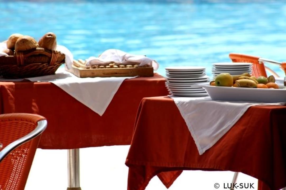 Mittagsbuffet mit Grill am Pool TUI KIDS CLUB Alex Beach