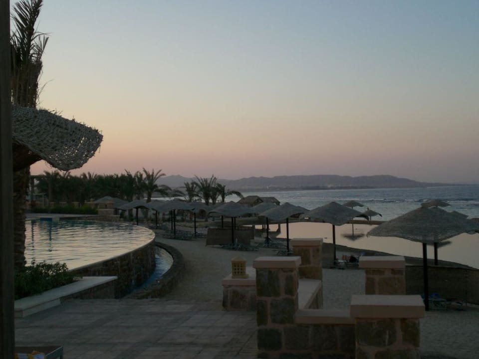 Blick zum Strand bei Sonnenuntergang Radisson Blu Resort, El Quseir