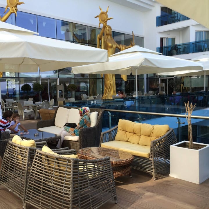 Terrasse mit Blick auf den Poolbereich Azura Deluxe Resort & Spa Hotel