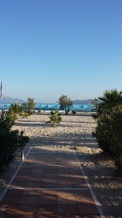 Blick von der Taverne auf den Strand Atlantica Marmari Beach