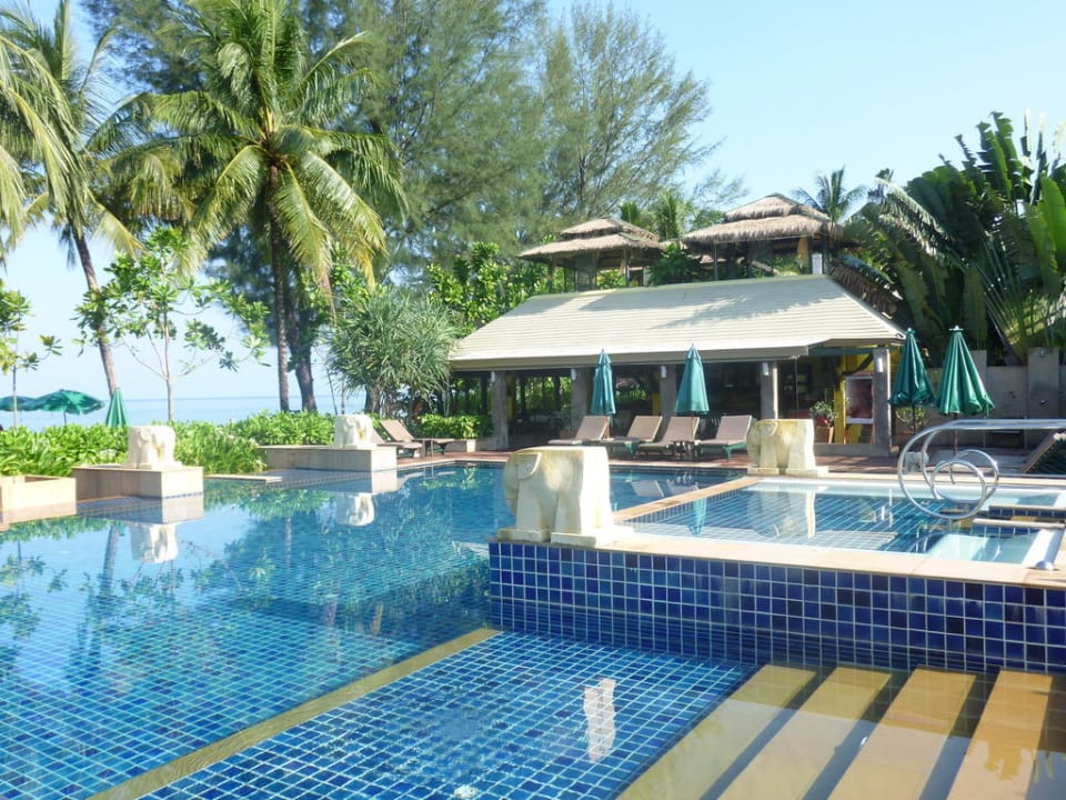 Blick auf den Pool mit Jacuzzi und Poolbar Baan Khaolak Beach Resort