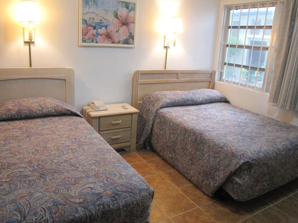 Doppelzimmer mit zwei Betten und Telefon Hotel Red Carpet Inn