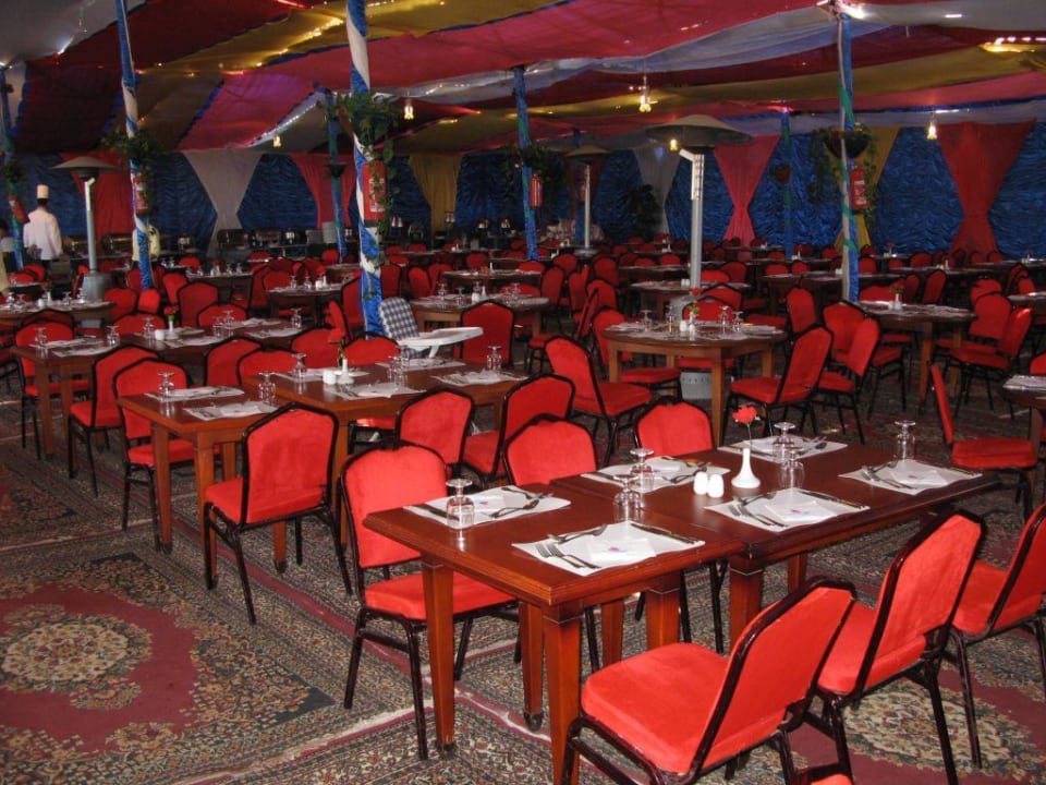Innenbereich des Speisezeltes Golden Beach Resort