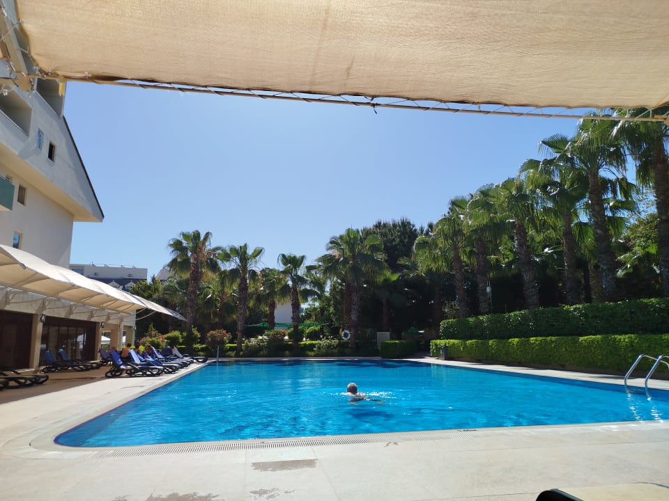 Pool Side Breeze Hotel