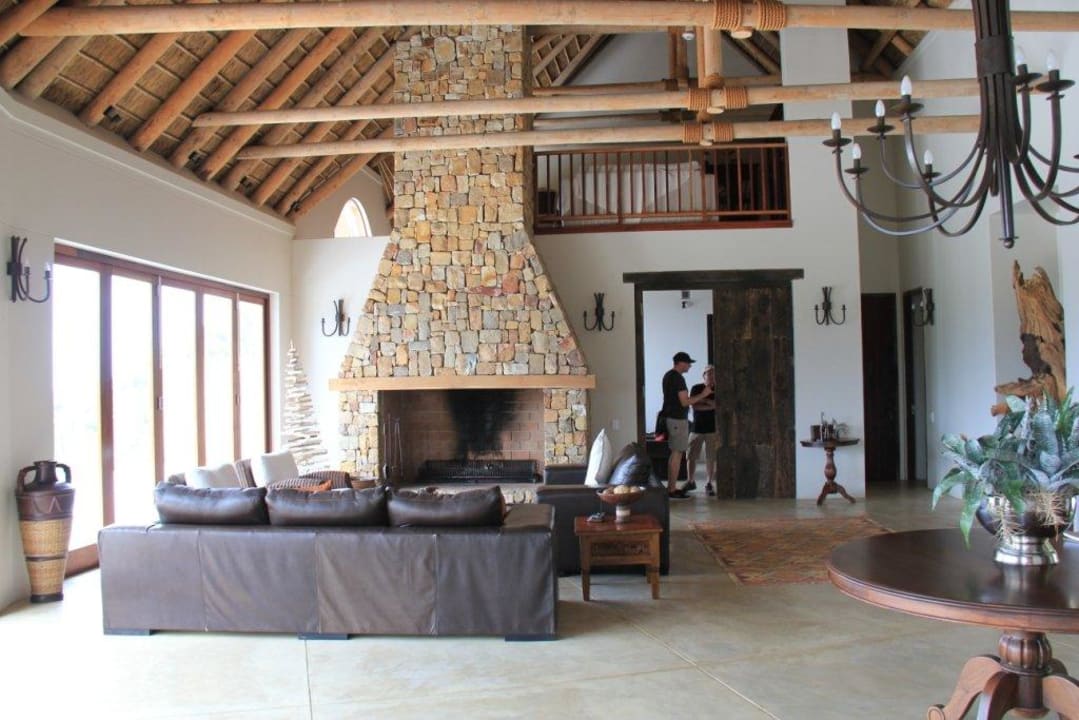 Wohnzimmer mit Tür zur Bibliothek Hotel Tamodi Lodge