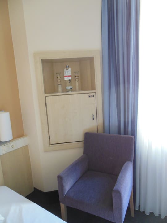 Minibar und sessel IntercityHotel Nürnberg