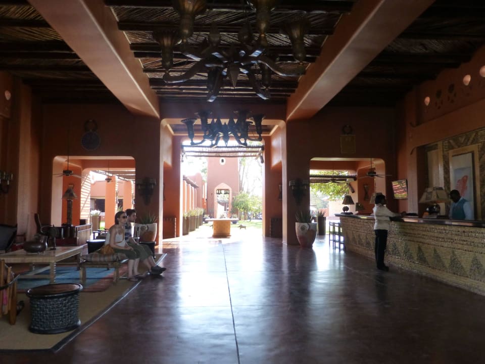 Großzügige Rezeptionshalle AVANI Victoria Falls Resort