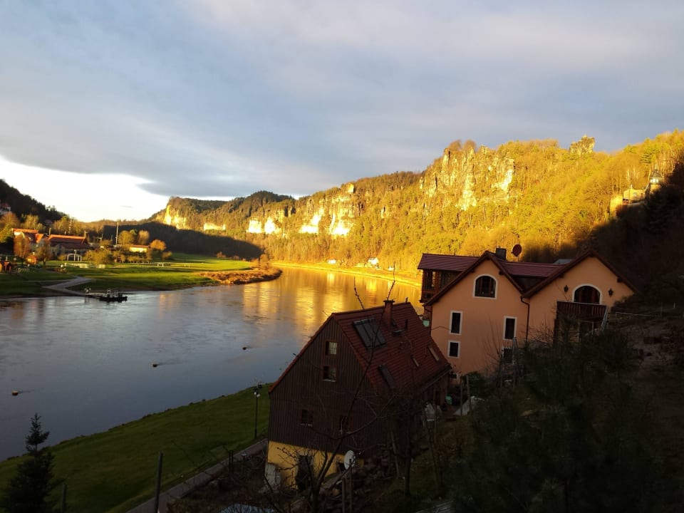 Blick auf das elbtal mit den basteifelsen Hotel STEIGER Elbschlösschen Rathen