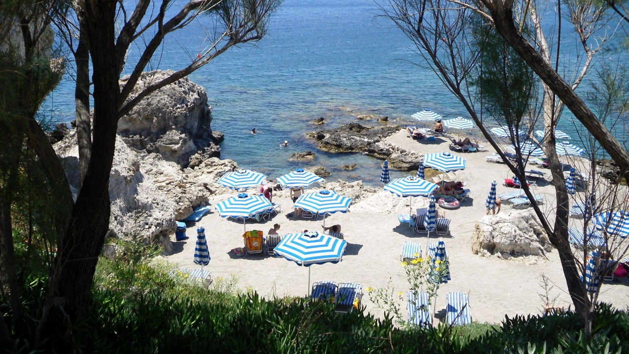 Sehr idyllisch ruhig am Strand Hotel Kalithea Horizon Royal