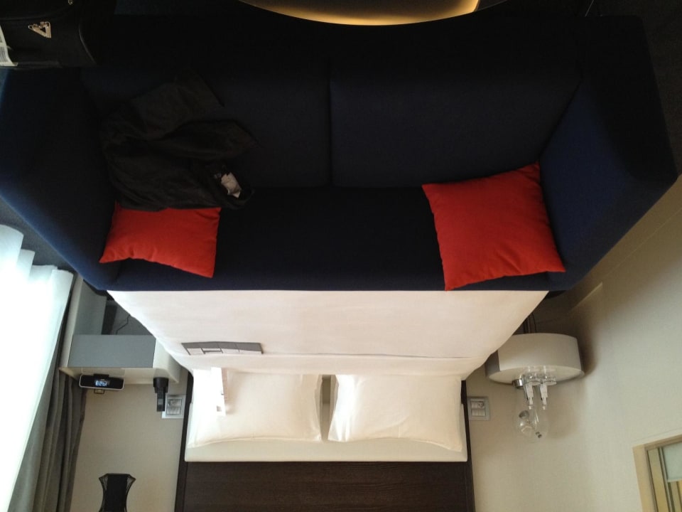 Blick aufs Bett und Sofa Hotel Le Meridien Istanbul Etiler