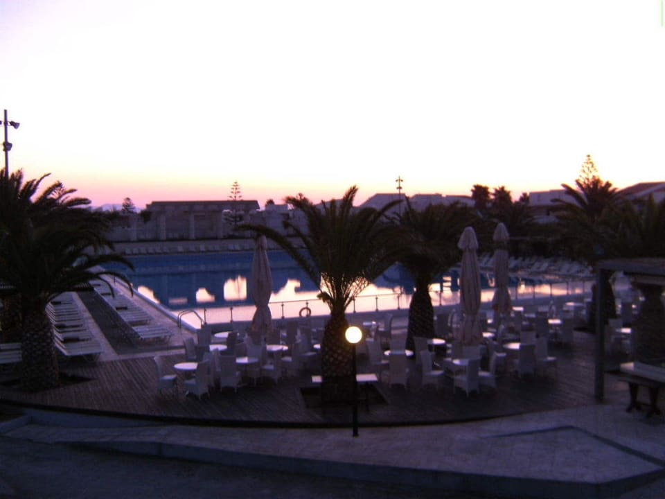 Pool bei Sonnenaufgang Kipriotis Village Resort