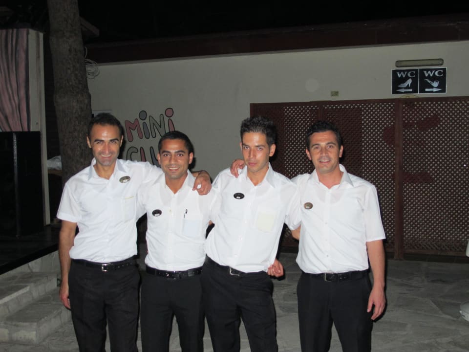 Die nettesten Kellner der Strandbar Hotel Sirma