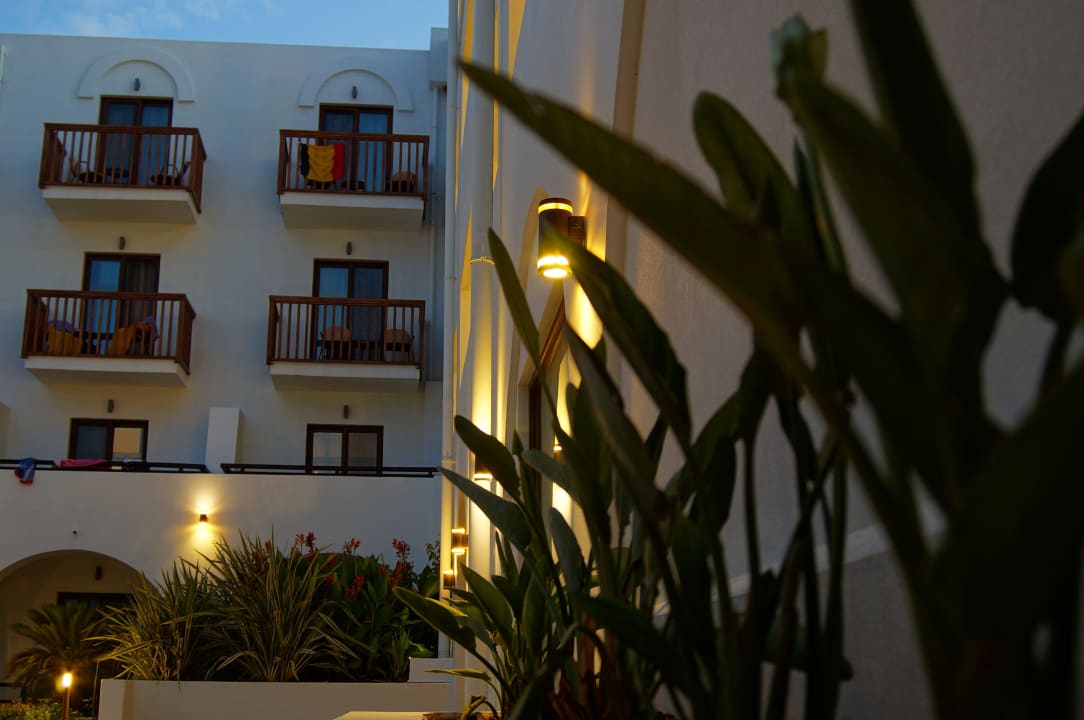 Ausblick in den Innenhof TUI BLUE Oceanis Beach and Spa Resort