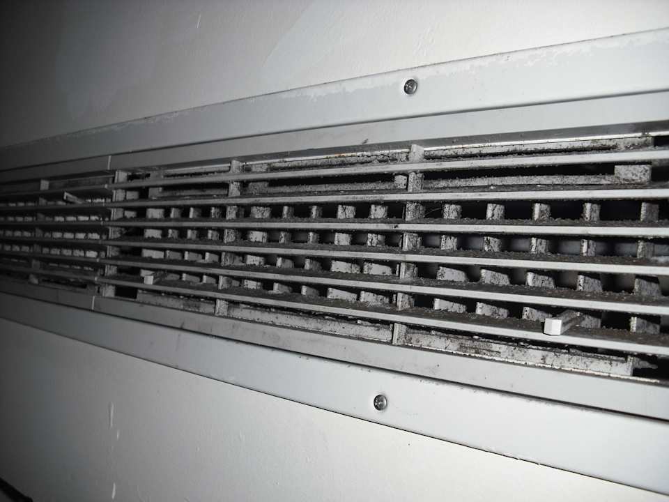 Schacht der Klimaanlage mit Keimen Houda Golf & Beach Club