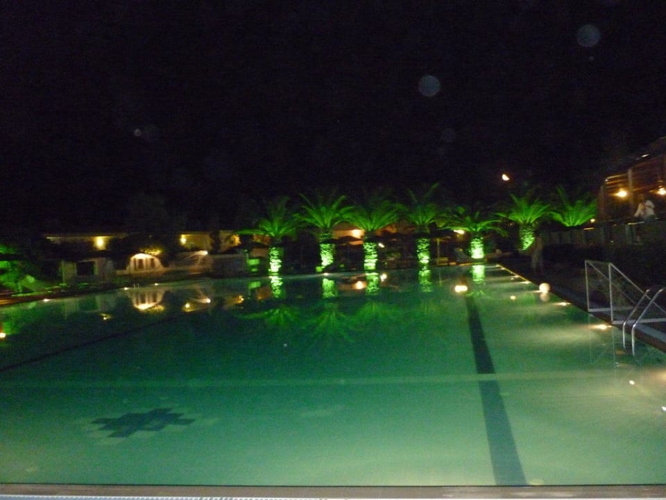 Poolbeleuchtung am Abend Euro Village Achilleas Hotel