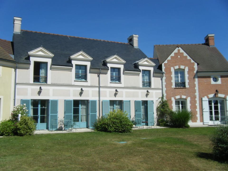 Widok z ogrodu Hotel Marriott Village d'Ile-de-France