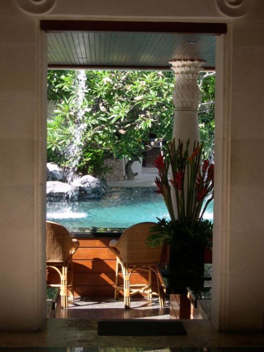 Blick von der Poolbar auf den Pool Puri Santrian