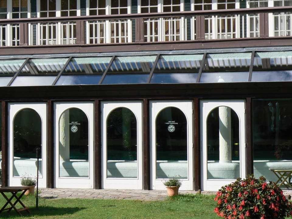 Ruhebereich vor dem Schwimmbad Meeressterne Hotel Forsthaus Damerow