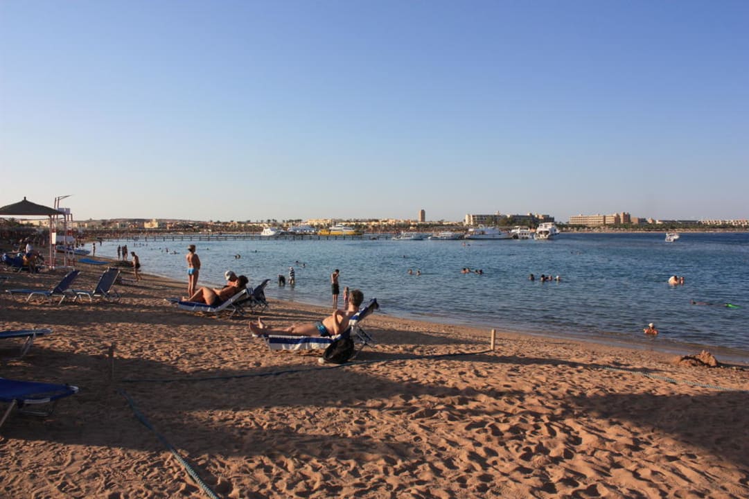 Blick nach links vom Hotelstrand Hotel JAZ Makadi Star & Spa