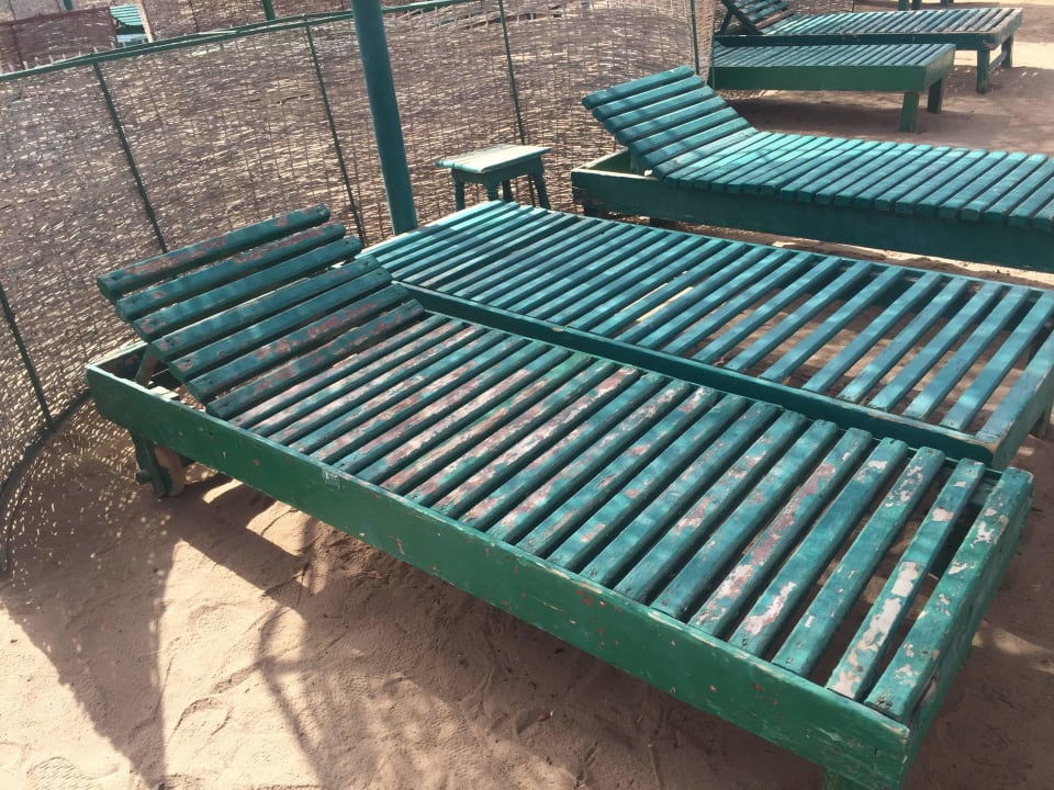 Alte, kaputte Liegen Panorama Bungalows Resort El Gouna