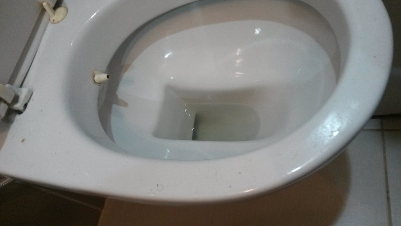 Urinierte Toilette vom vorherigen Gast Büyük Hotel