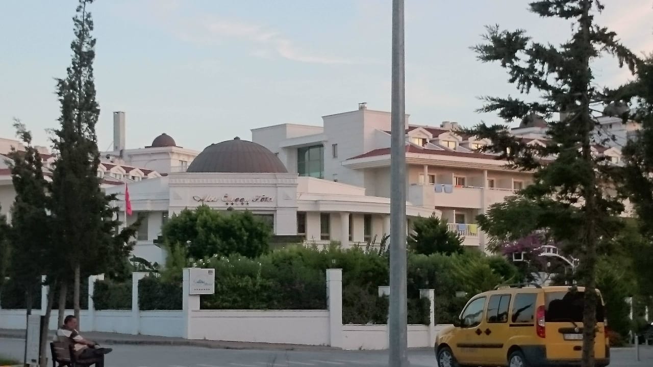 Blick von dert Straße aus Alba Queen Hotel