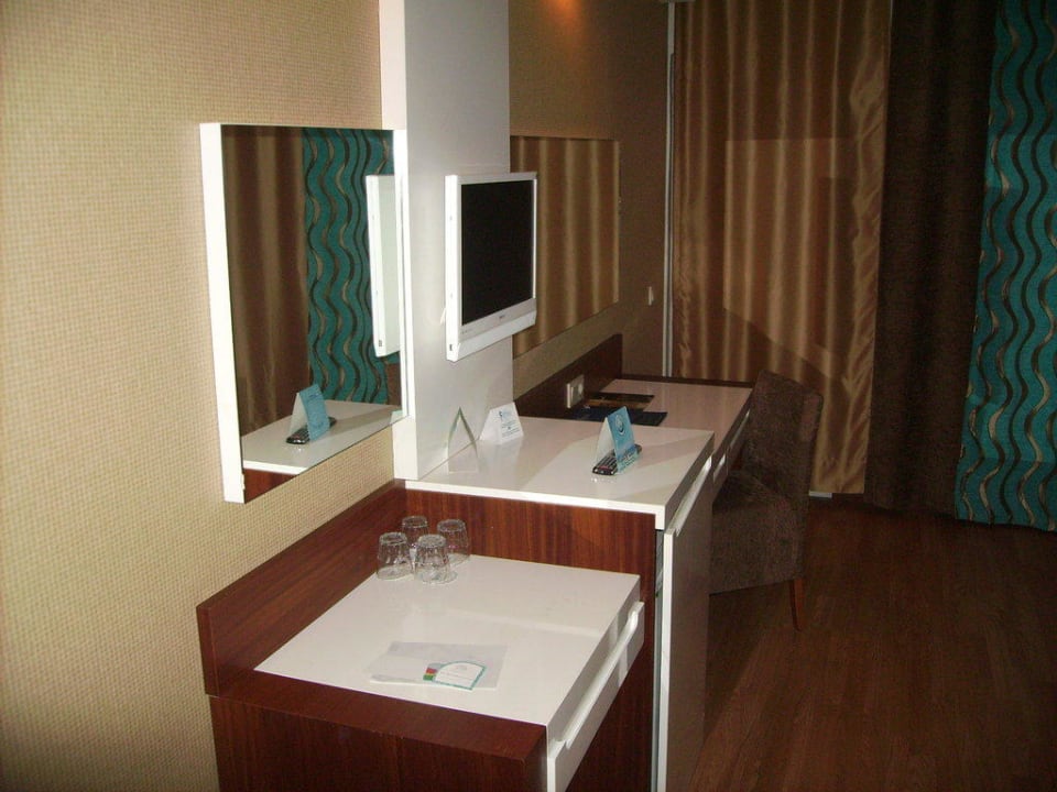 Elternzimmer mit Flat TV und Minibar Seaden Sea World Resort & Spa