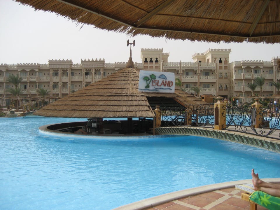 Poolanlage mit Bar Pickalbatros Palace Resort