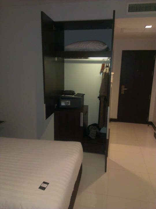 Bett u. Schrank FX Hotel Metrolink Makkasan