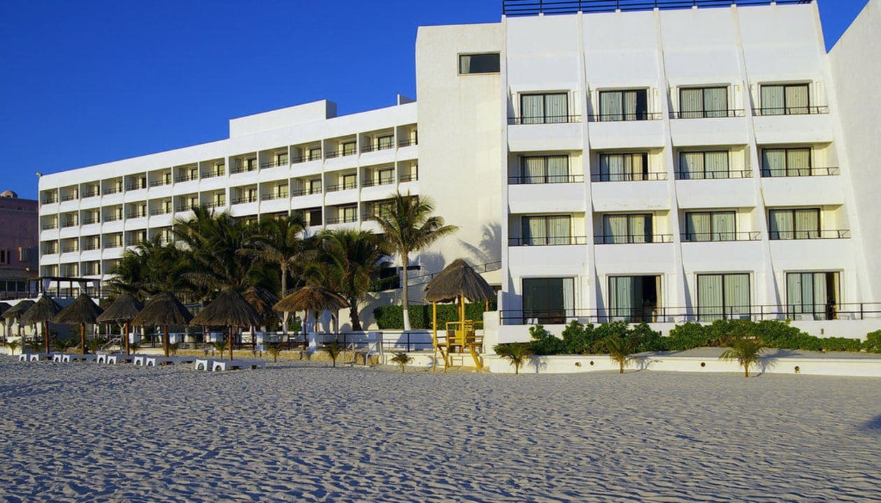Вид с пляжа Hotel Flamingo Cancun Resort