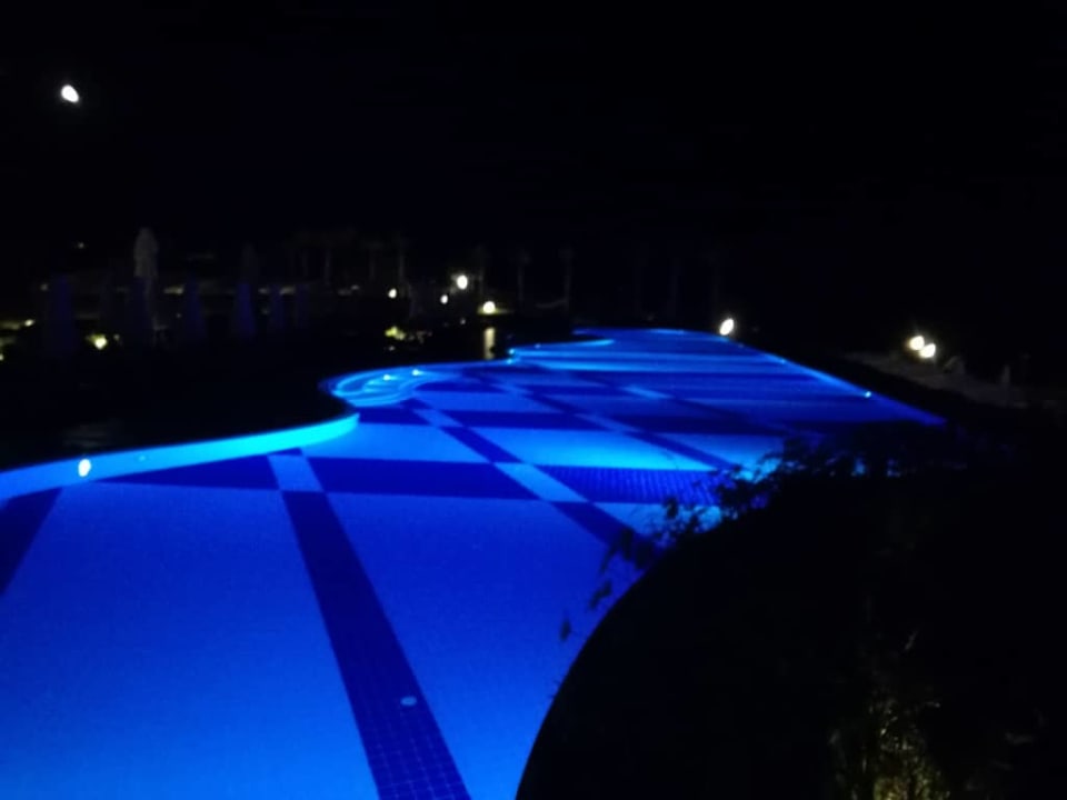 Basen nocą La Blanche Island Bodrum