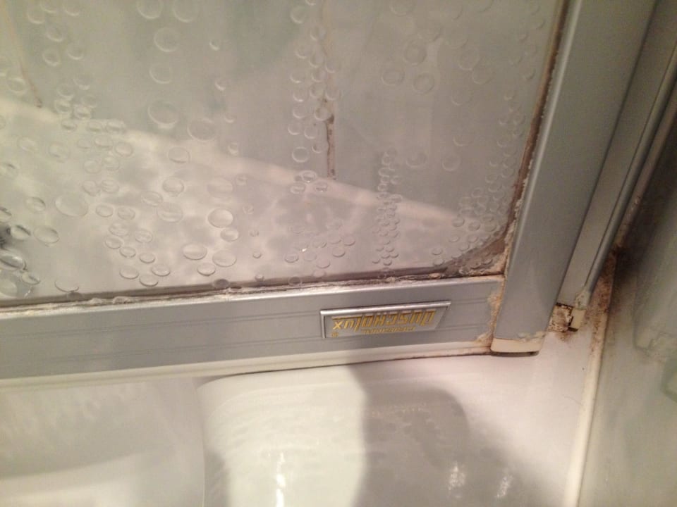 Schimmel an der Duschabtrennung Dorint Hotel Leipzig